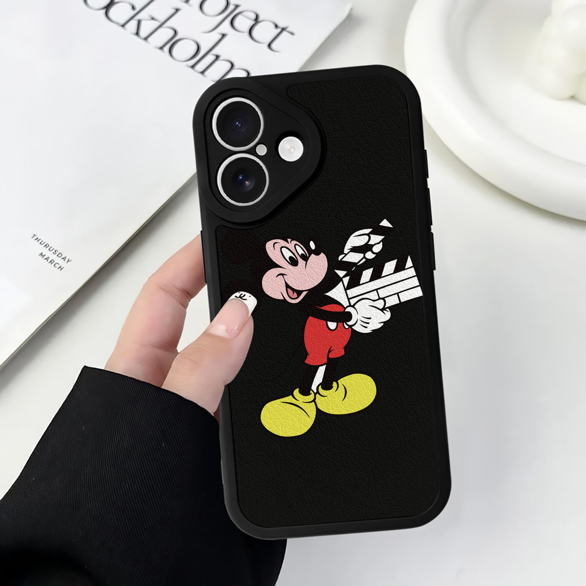（画像用） ミッキーマウス Mickey Mouse 【iPhone 16シリーズ対応】シリコンスマホケース（レザー調） 材質：シリコン